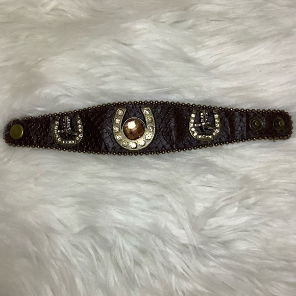 Horseshoe Western Cowgirl Leather Bracelet - Picture 4 of 5